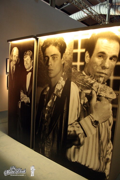 Dans la salle des ennemis de 007, de gauche à droite : Mr Kidd , Mr Wint, Dario et Franz Sanchez